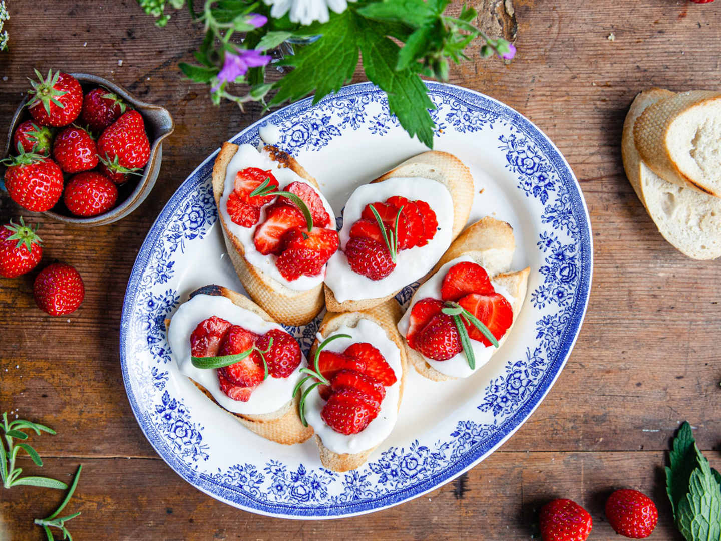 Crostini med getostcrème och jordgubbar.