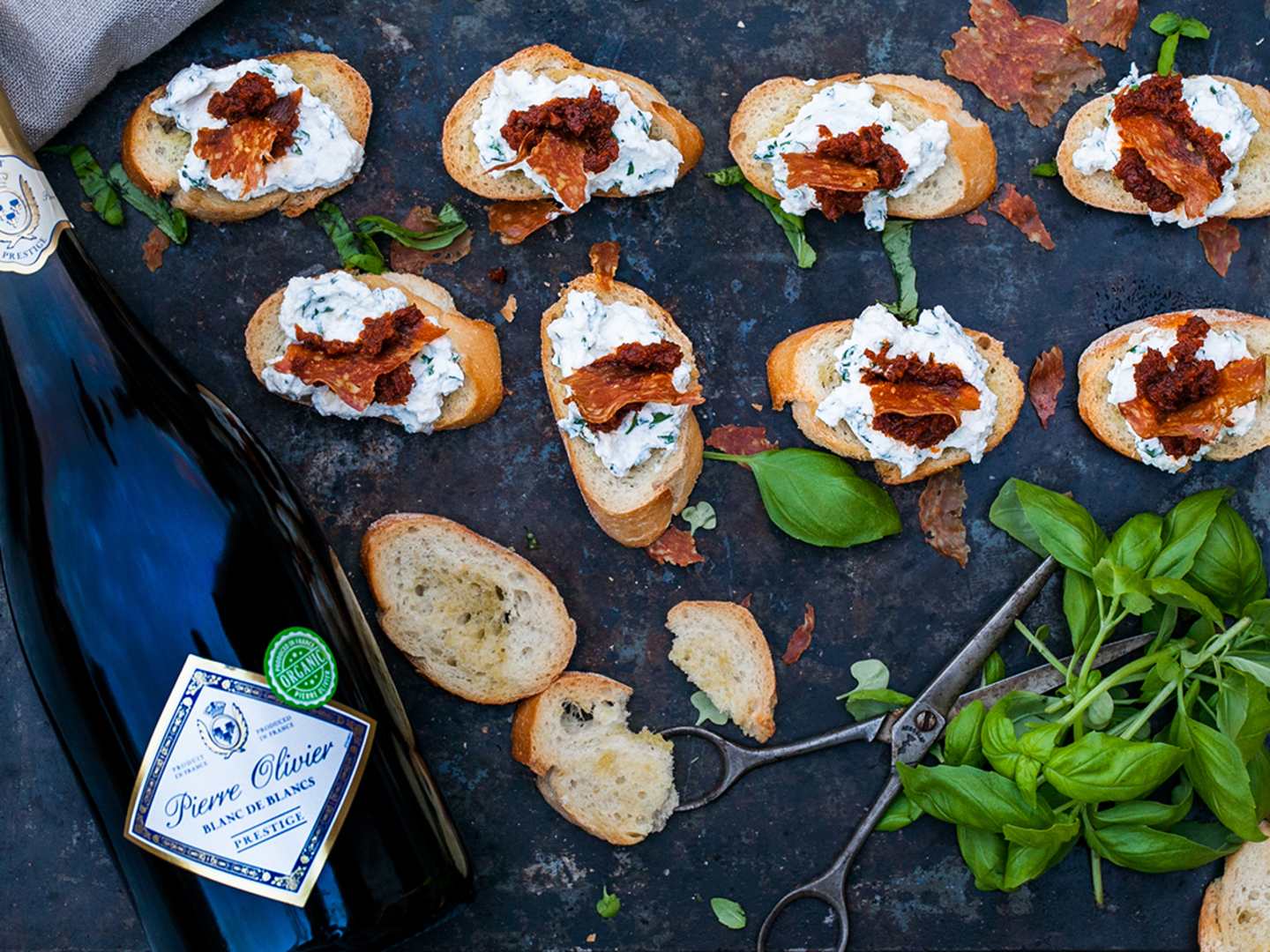 Crostini med ricotta, soltorkade tomater och salamichips