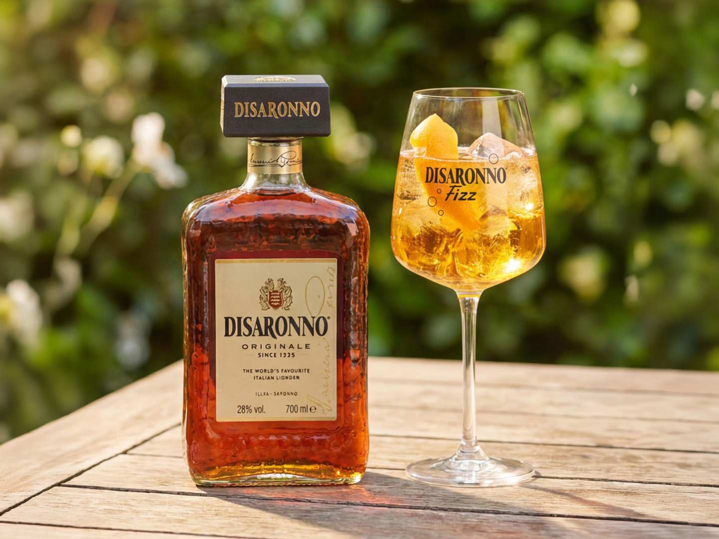 Disaronno Fizz med en flaska Disaronno.