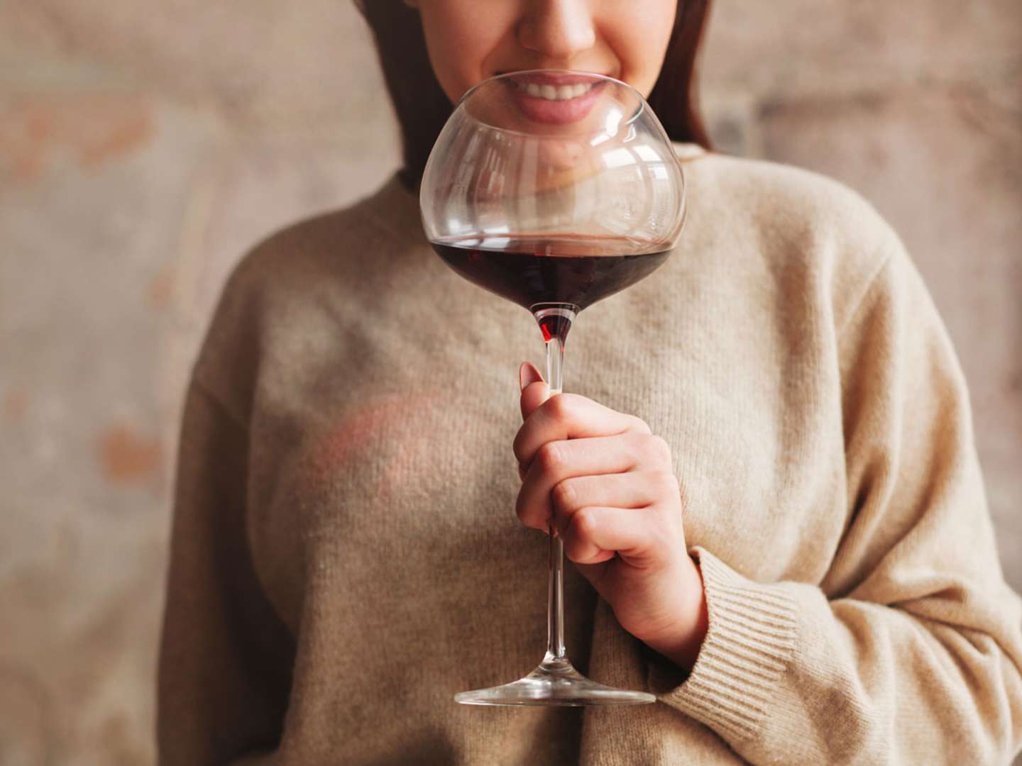 Kvinna som doftar på vin.