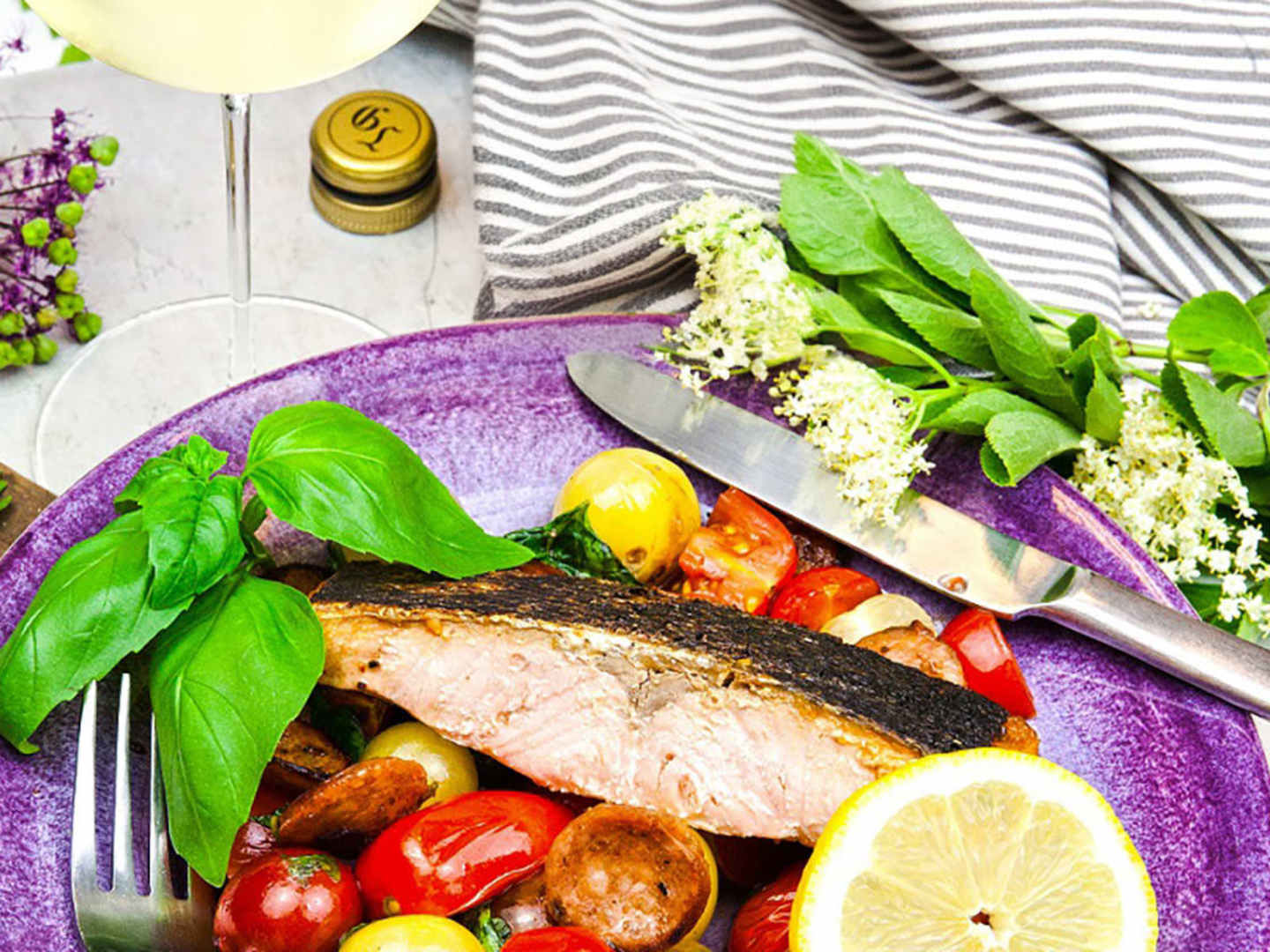 Färsk lax med tomat och chorizo 