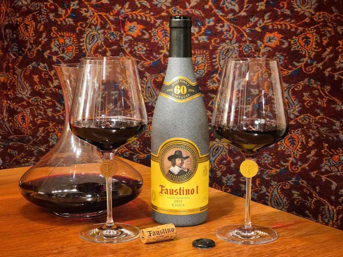 Faustino I Gran Reserva på bord med glas.