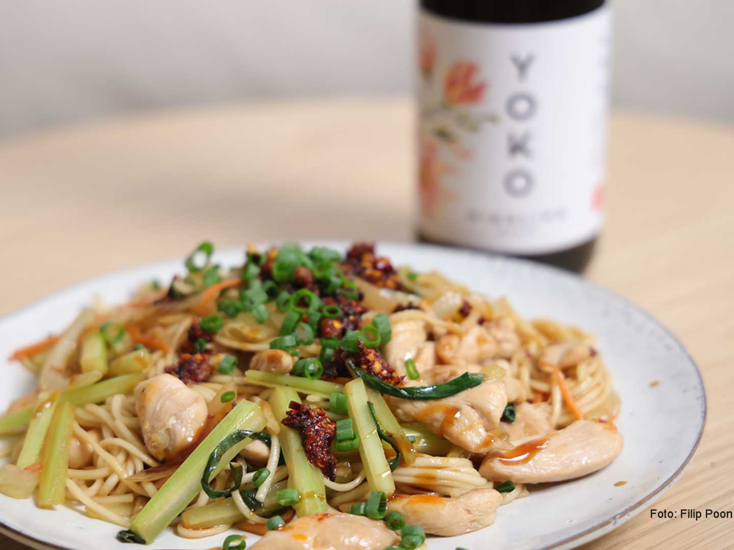 Kinesisk kycklingwok och en flaska YOKO Riesling.