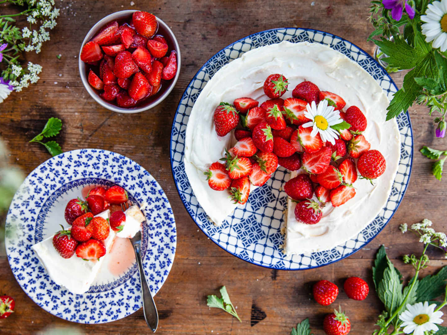 Flädercheesecake med marinerade jordgubbar.