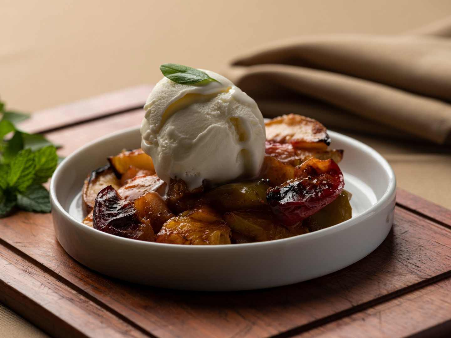 Romflamberade äpplen med pistageglass.