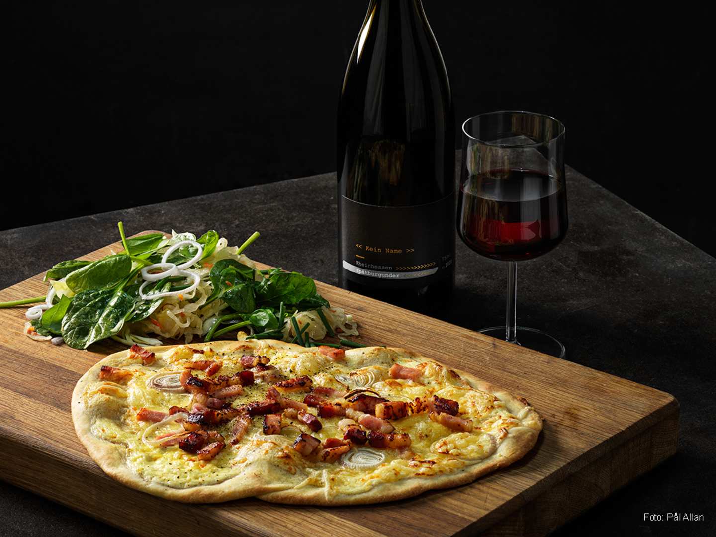 Flammkuchen med kålsallad och Kein Name Spätburgunder