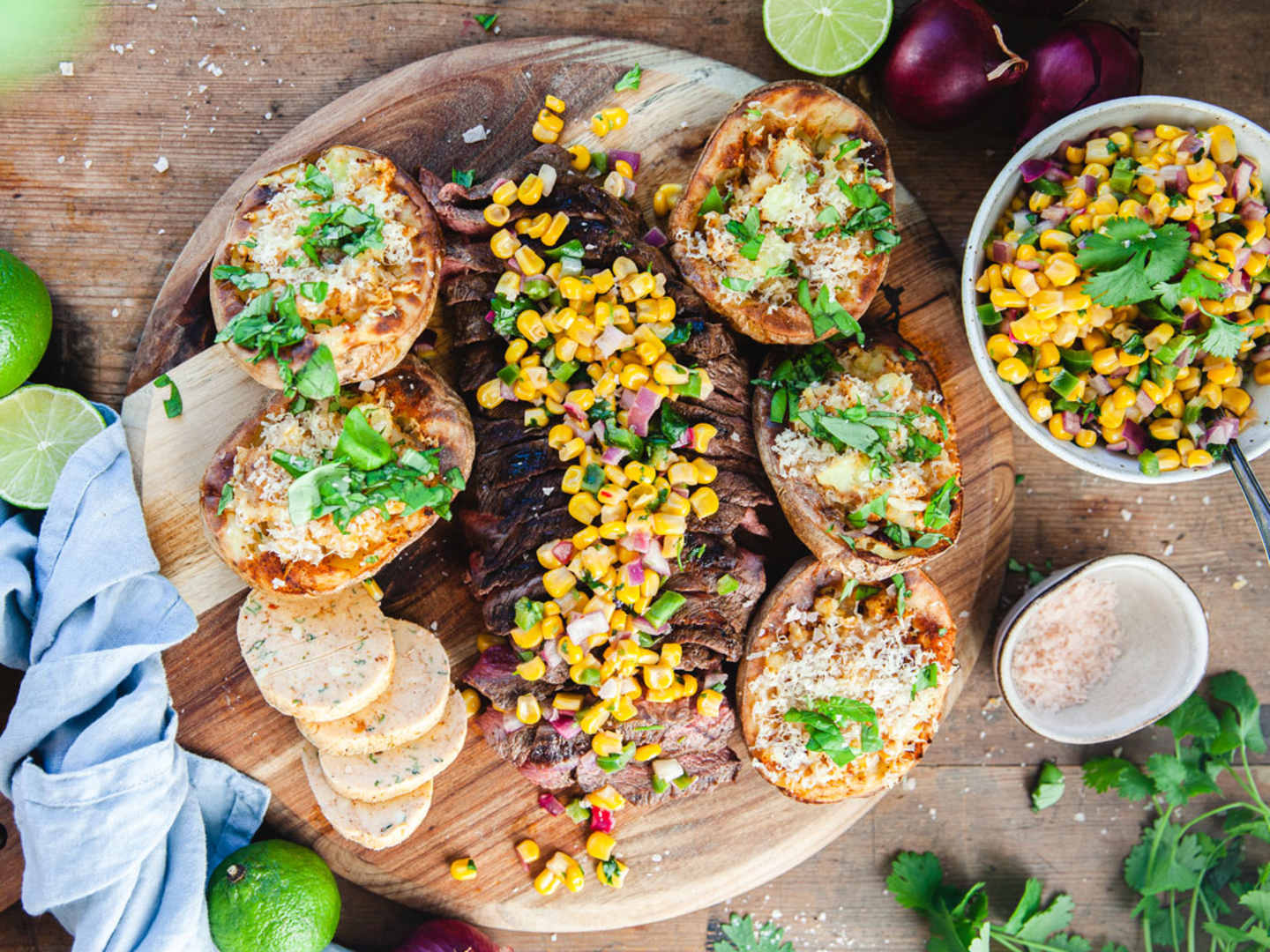 Grillad flapsteak med majssalsa och bakpotatis.