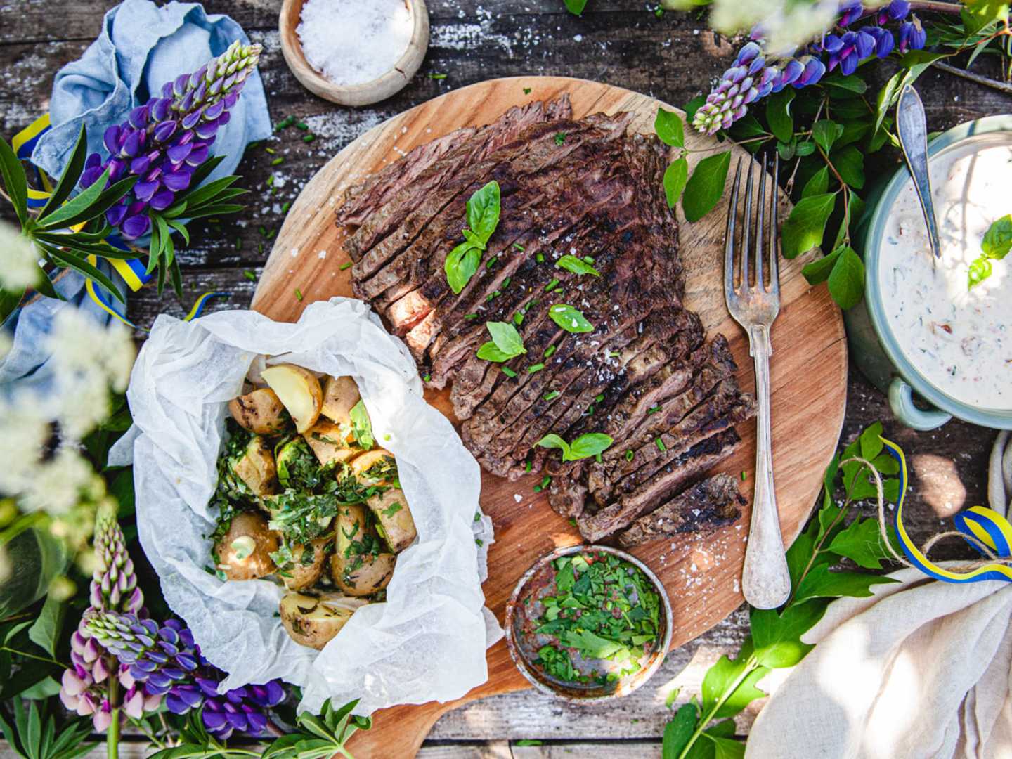 Flapsteak med färskpotatis och sås.