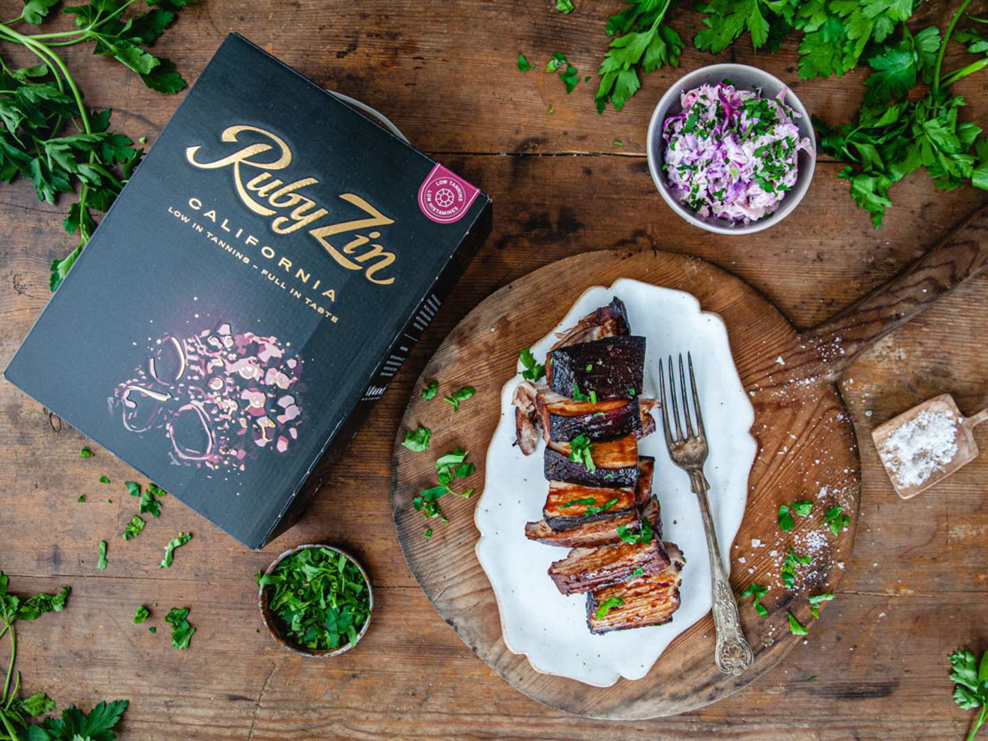 Långbakad fläsksida med coleslaw.