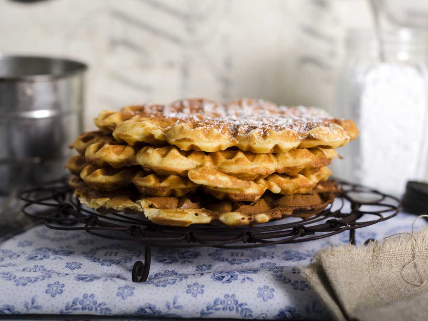 Nygräddade frasvåfflor på hög.