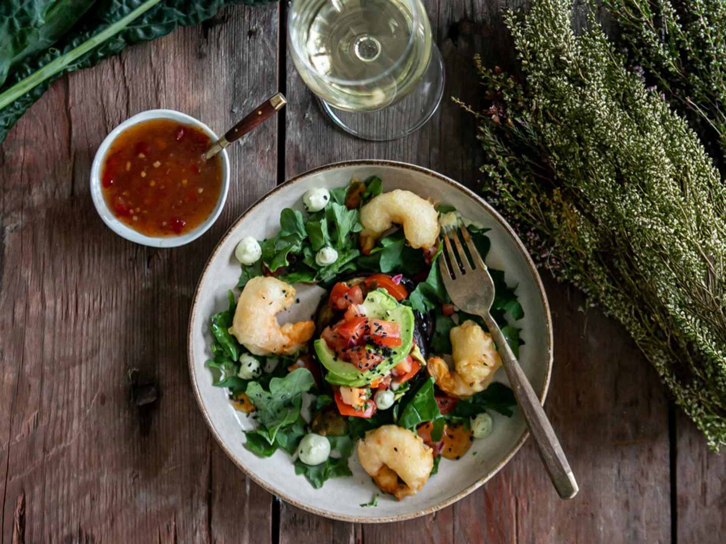 Friterade räkor med avokado och basilikakräm.