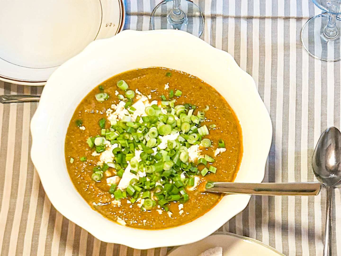 Gazpacho med basilika.