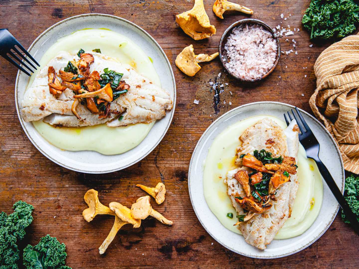 Smörstekt gös med kantareller och potatispuré.