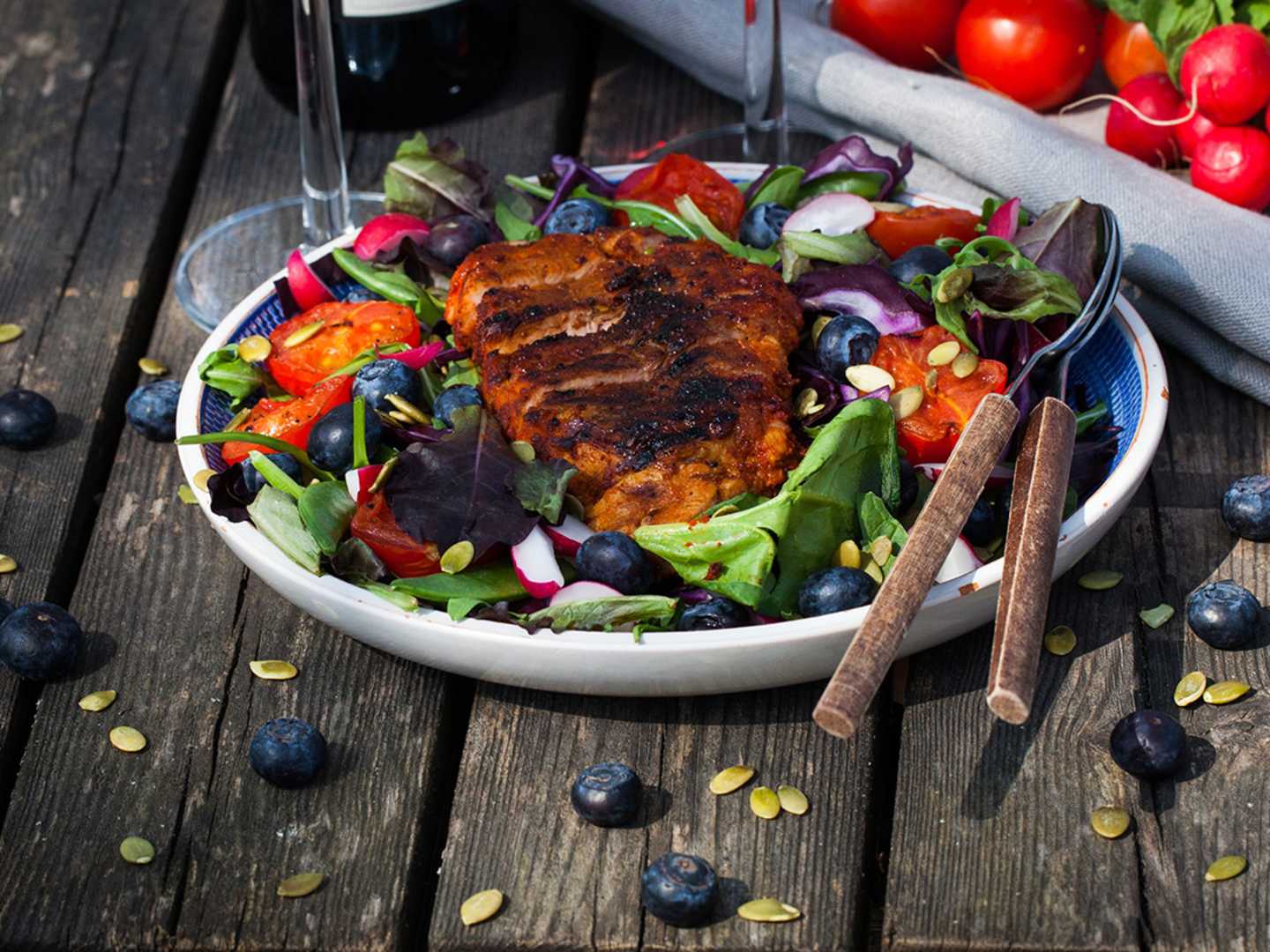Grillad entrecôte med sallad och blåbärsvinägrett