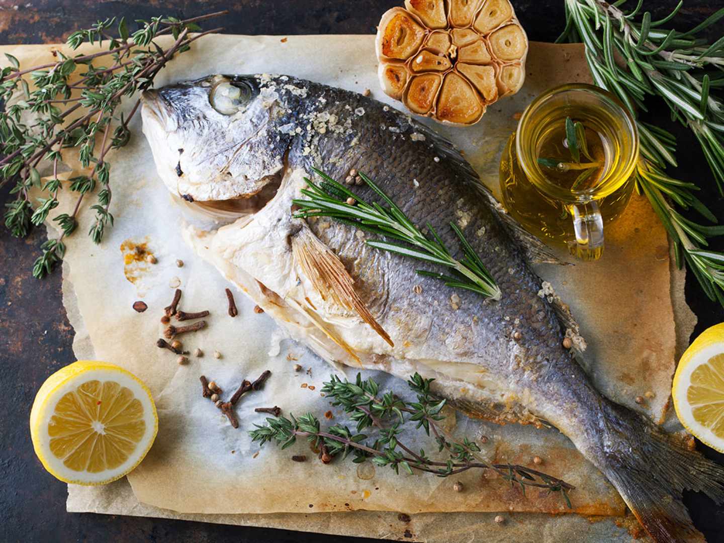 Grillad fisk med citron och örter