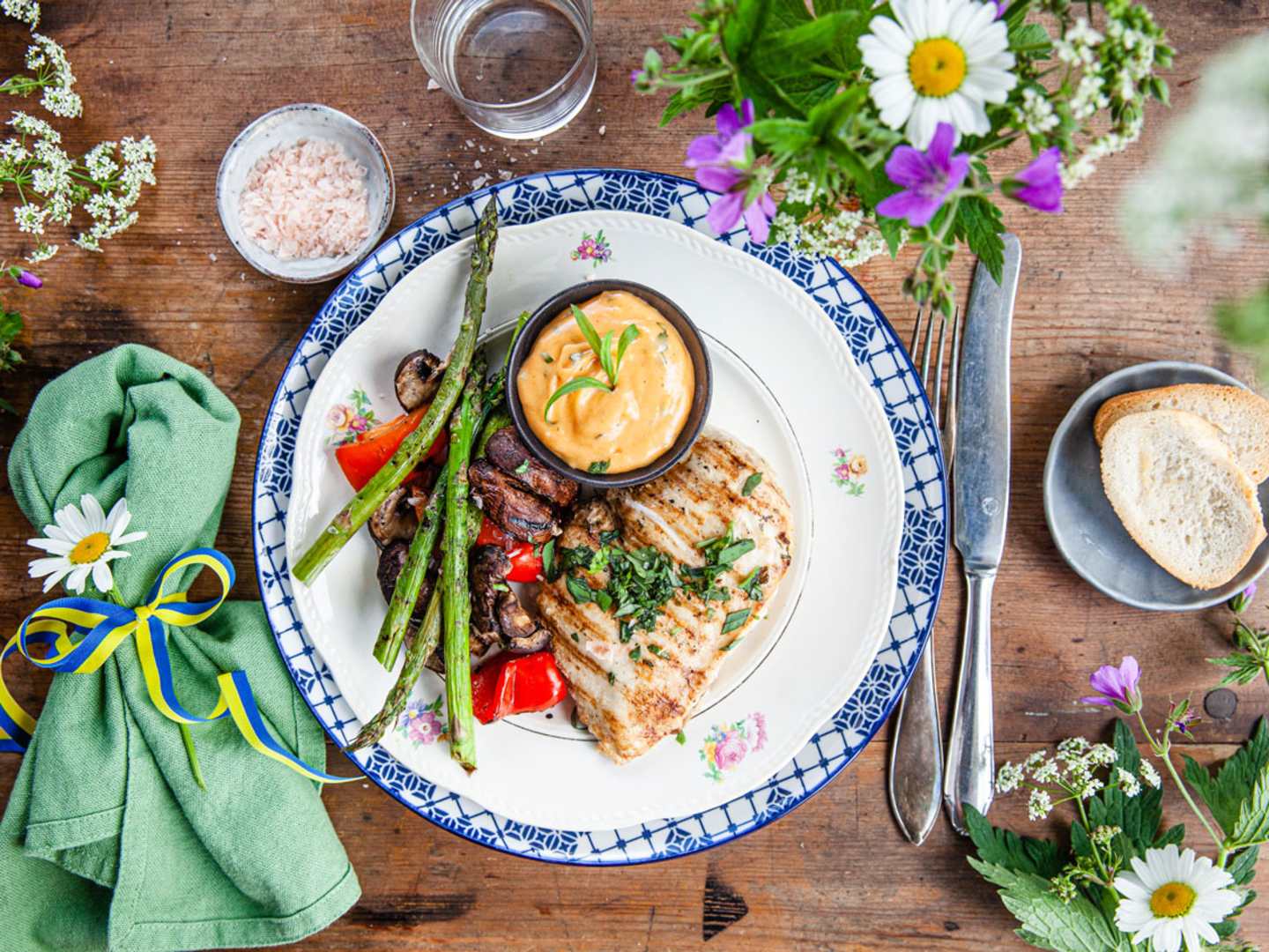 Örtmarinerad grillad kyckling med grillade grönsaker och choronsås.