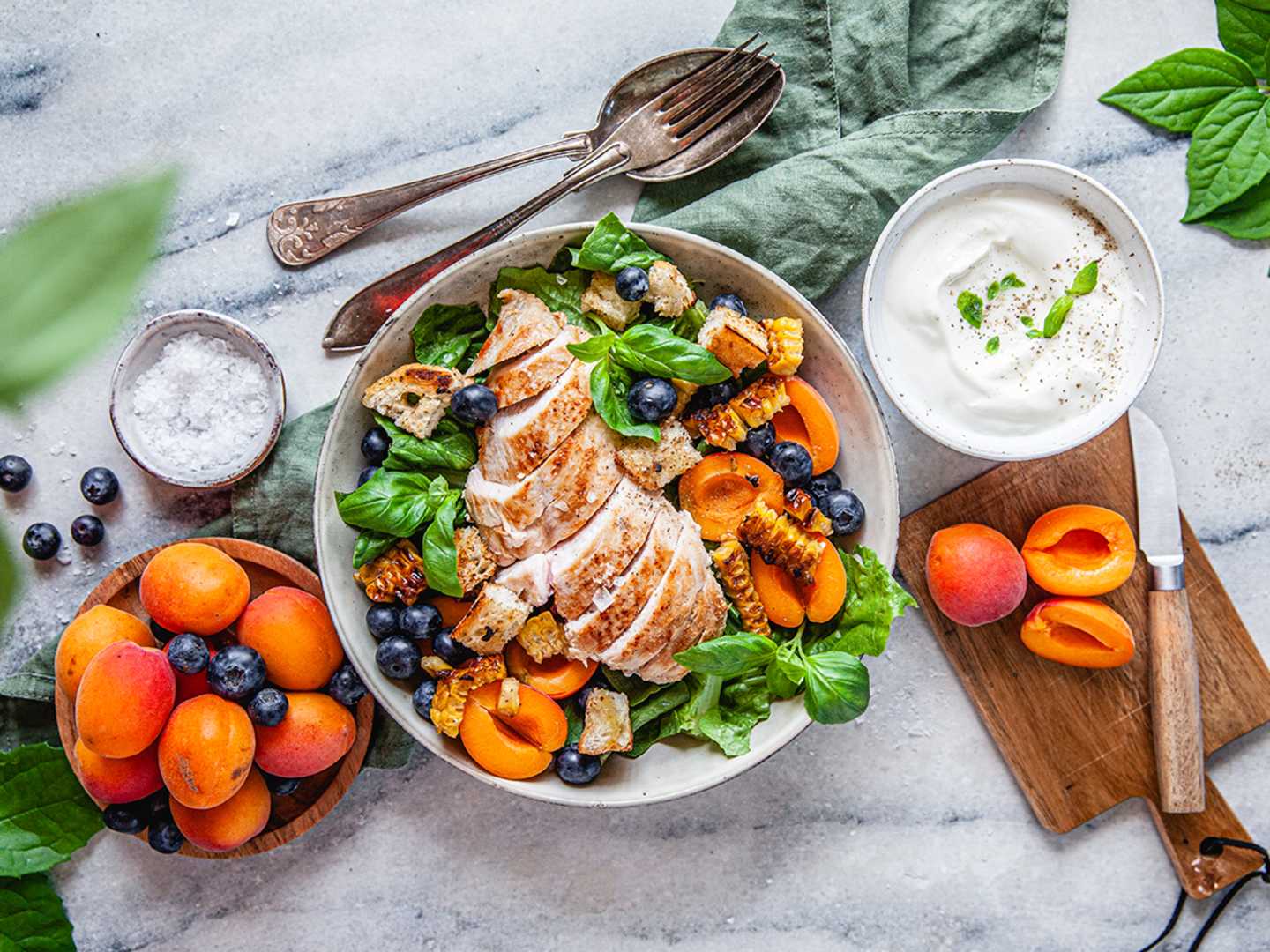 Grillad kycklingsallad med getostkräm på marmorbord
