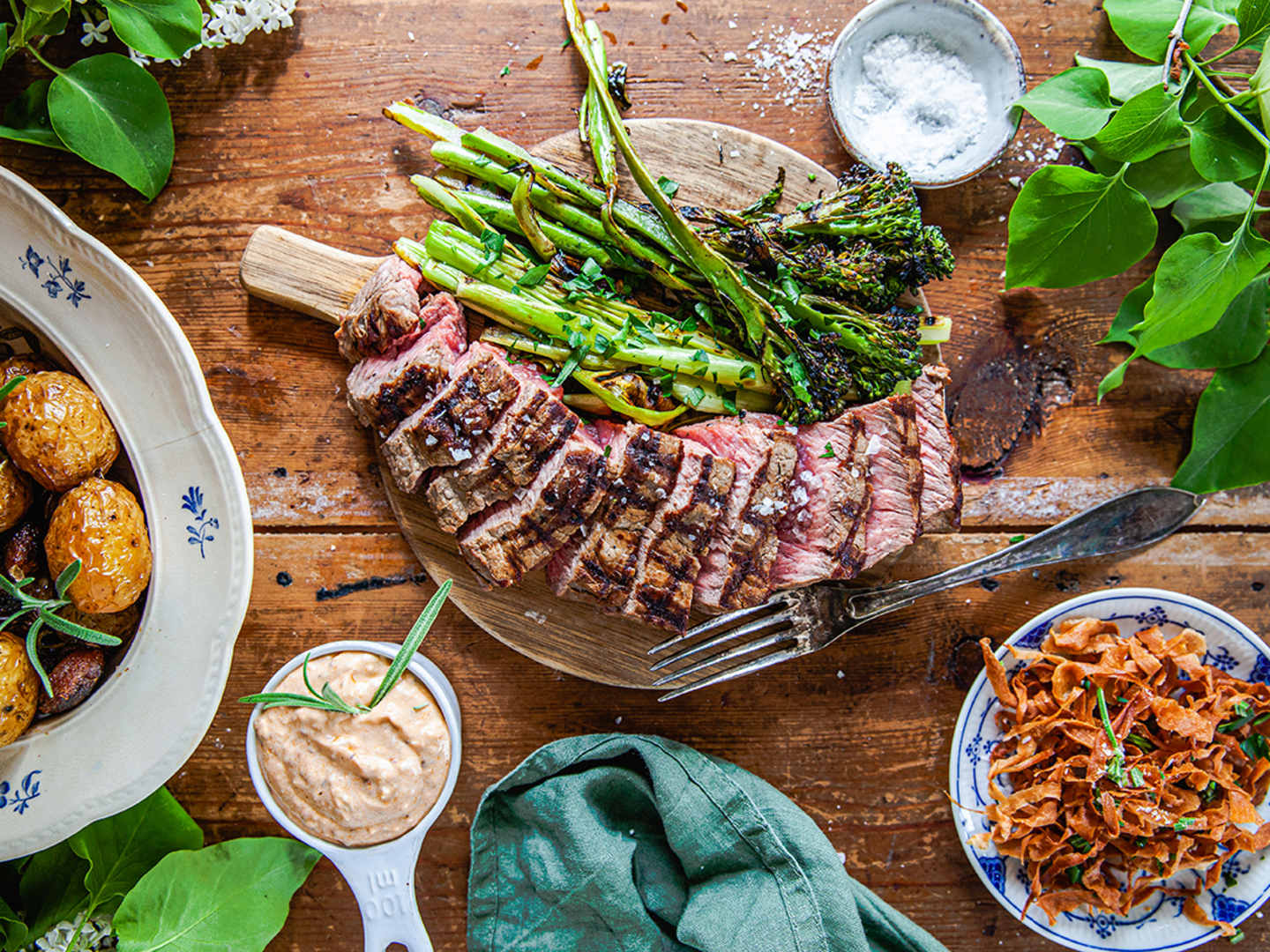 Grillad ryggbiff med confiterad potatis, sotad sparrisbroccoli och friterad palsternacka 