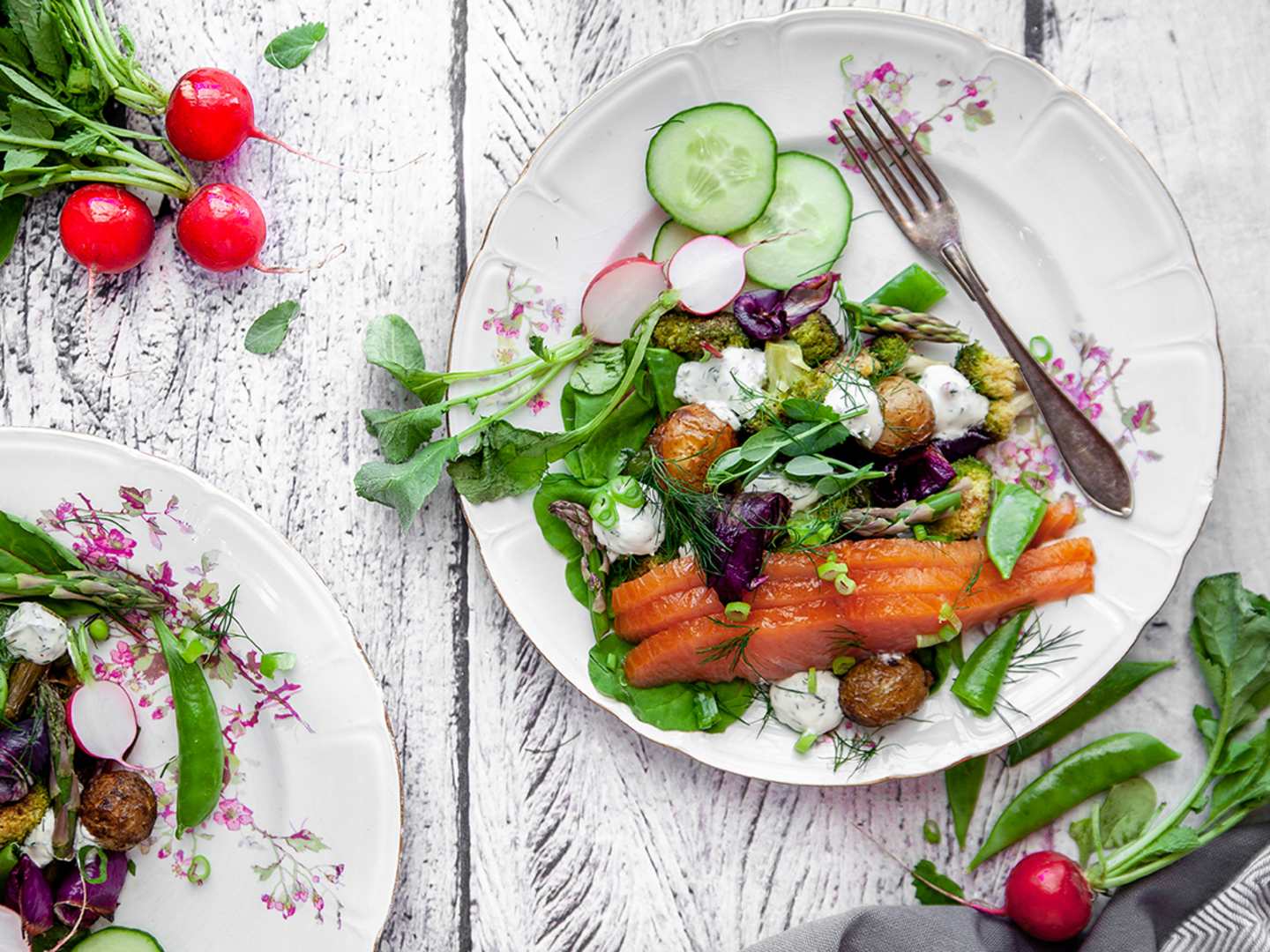 Rökt lax och grillade primörer med dill- och löjromscrème