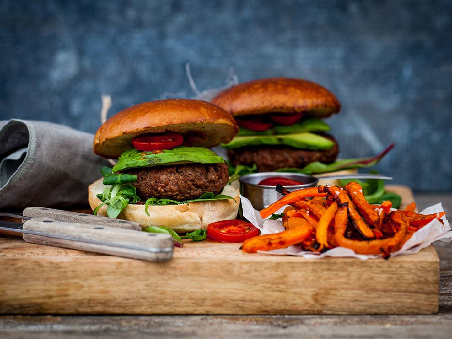 Hamburgare med ugnsrostade morotsstavar