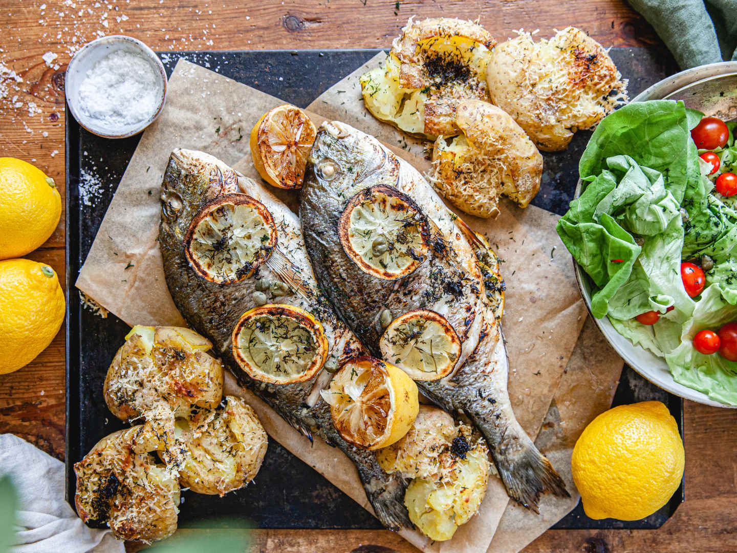 Helgrillad fisk med krossad potatis och kaprisdressing.