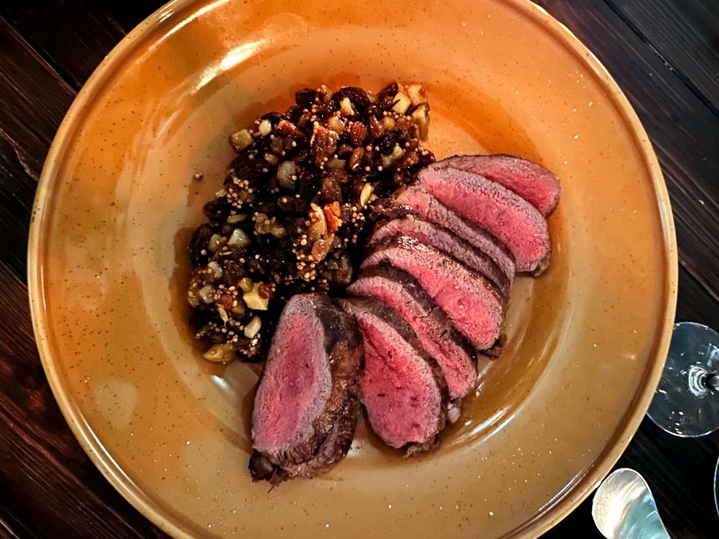 Rökt hjortfile med sultanrussin- och macadamianötschutney.