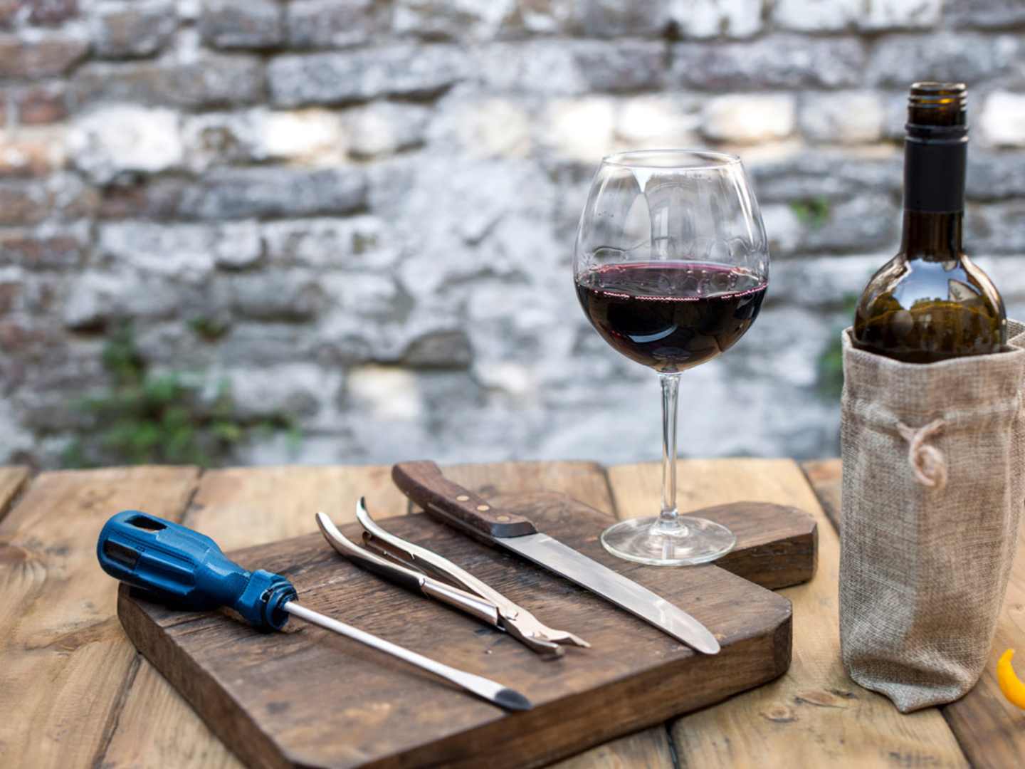 Öppna en vinflaska utan korkskruv.