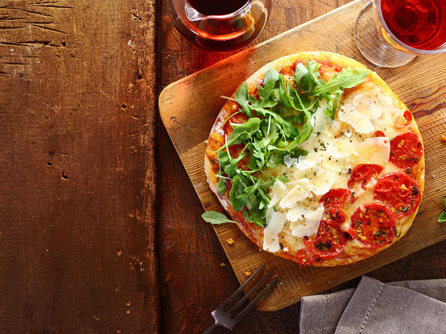 Pizza med ruccola, parmesan och tomat