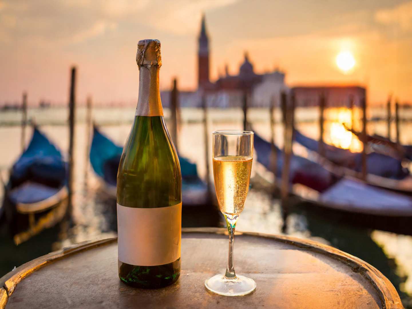 Mousserande vin från Italien med Venedig i bakgrunden.