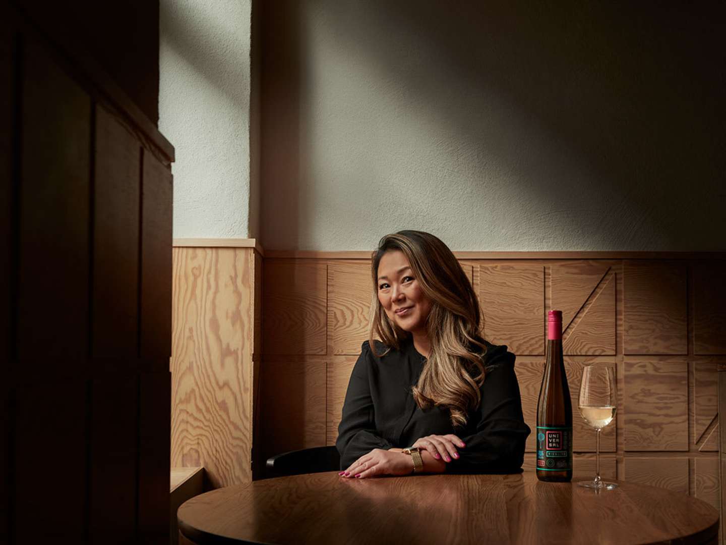 Jennie Walldén med sitt eget vin Universal Riesling