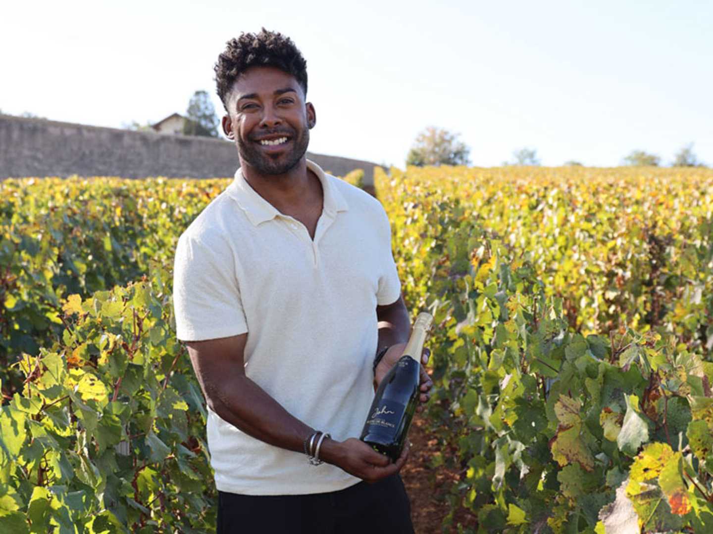 John Lundvik med en flaska av bubblet Pour Toi.