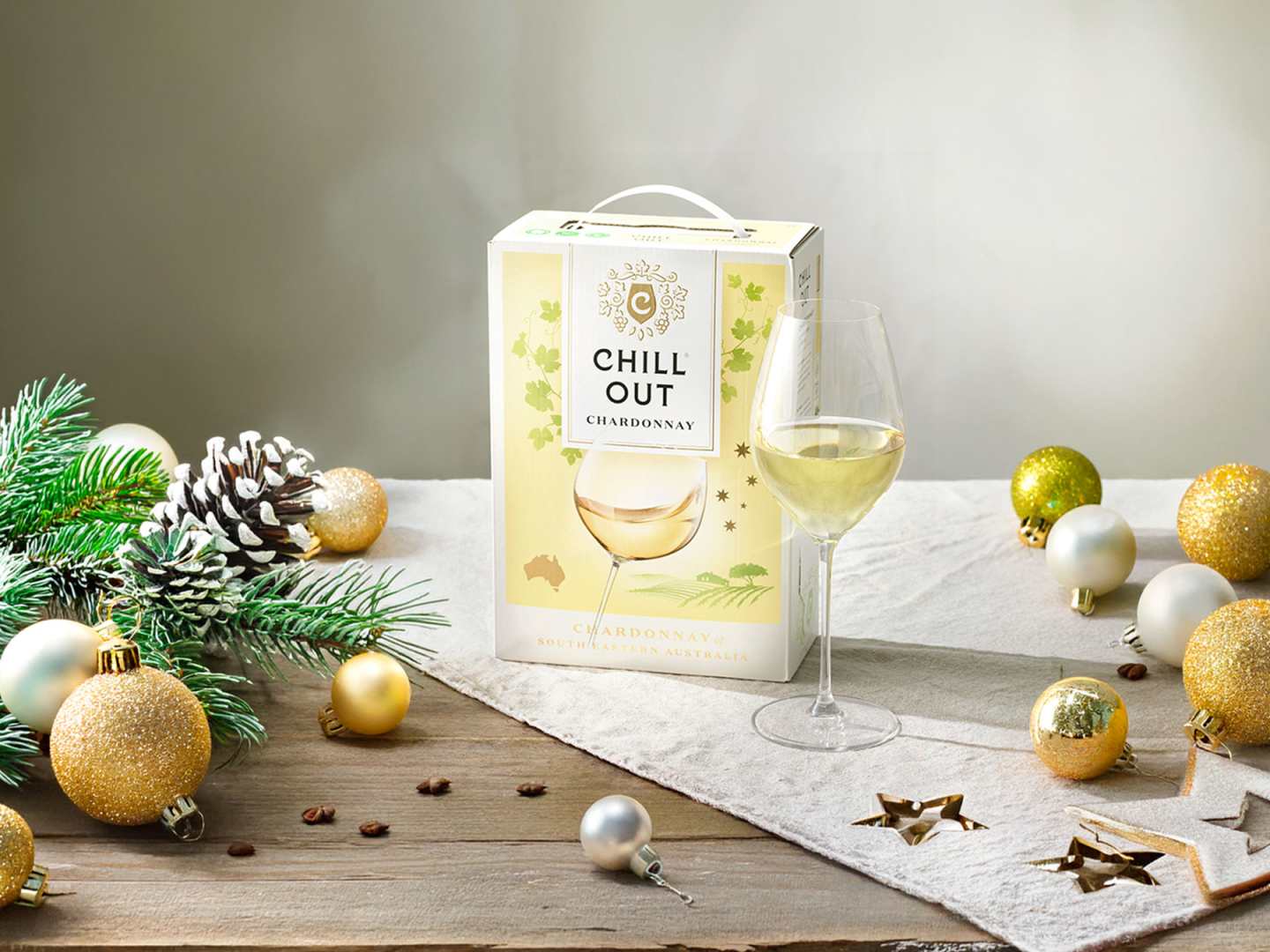 Julmiddag och vitt vin på bag-in-box och i glas