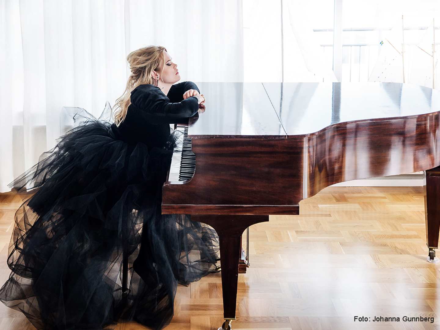 Julia Frej vid ett piano