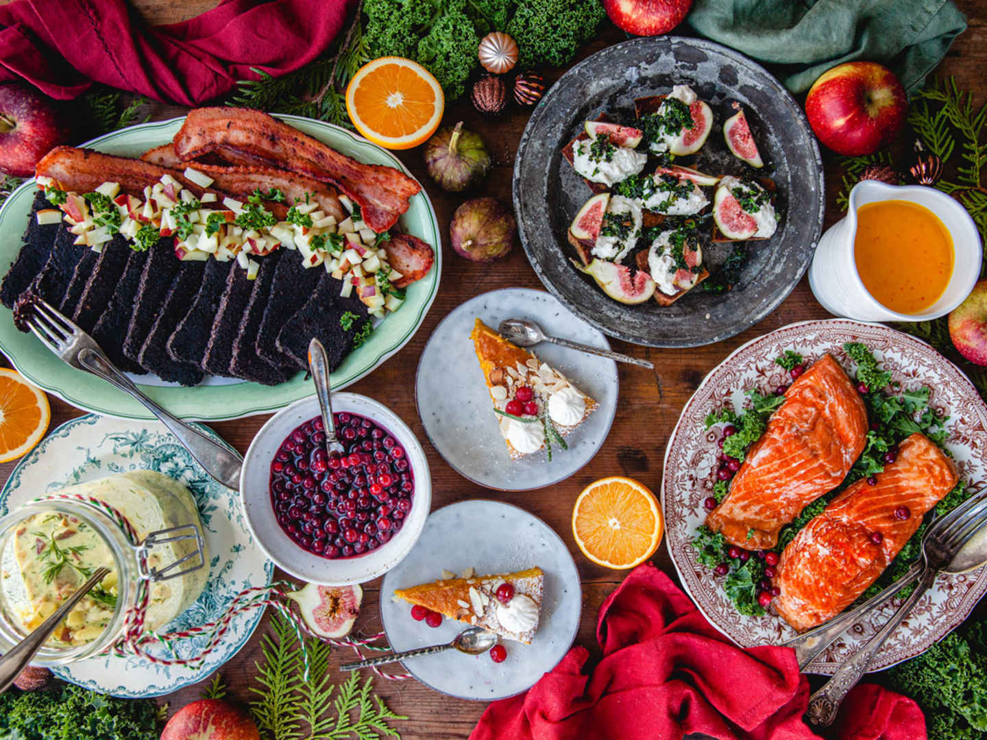 Julmeny 2023 med fem juliga recept till julbordet.