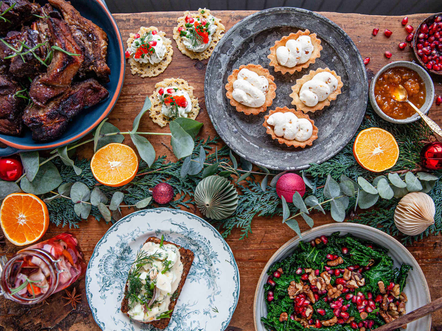 Julmeny 2022 - sill, revbensspjäll, gubbröra, ostflarn och mandelmusslor.