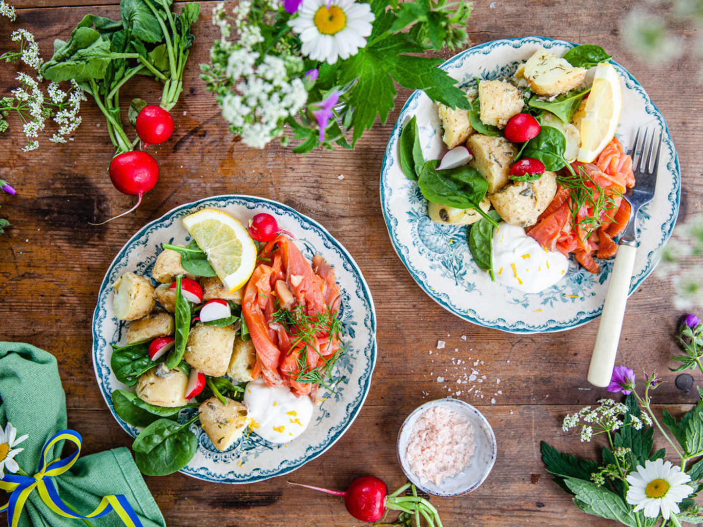 Kallrökt lax med färskpotatissallad och citrussås.