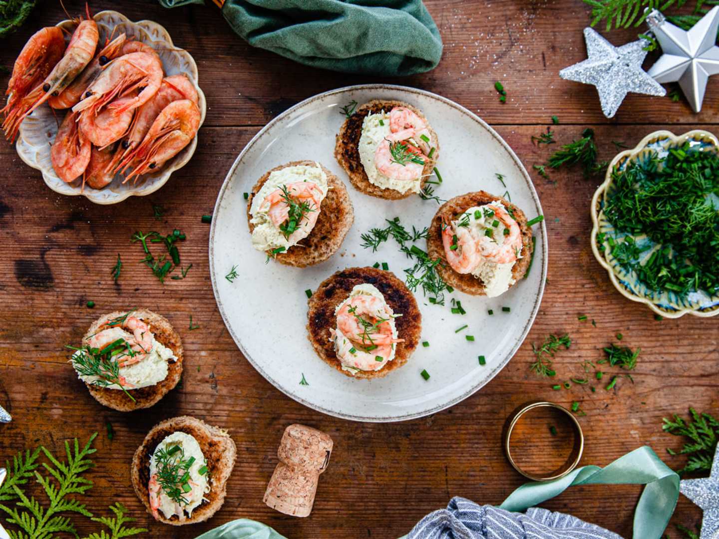 Kanapéer med kronärtskockskräm och rökta räkor.