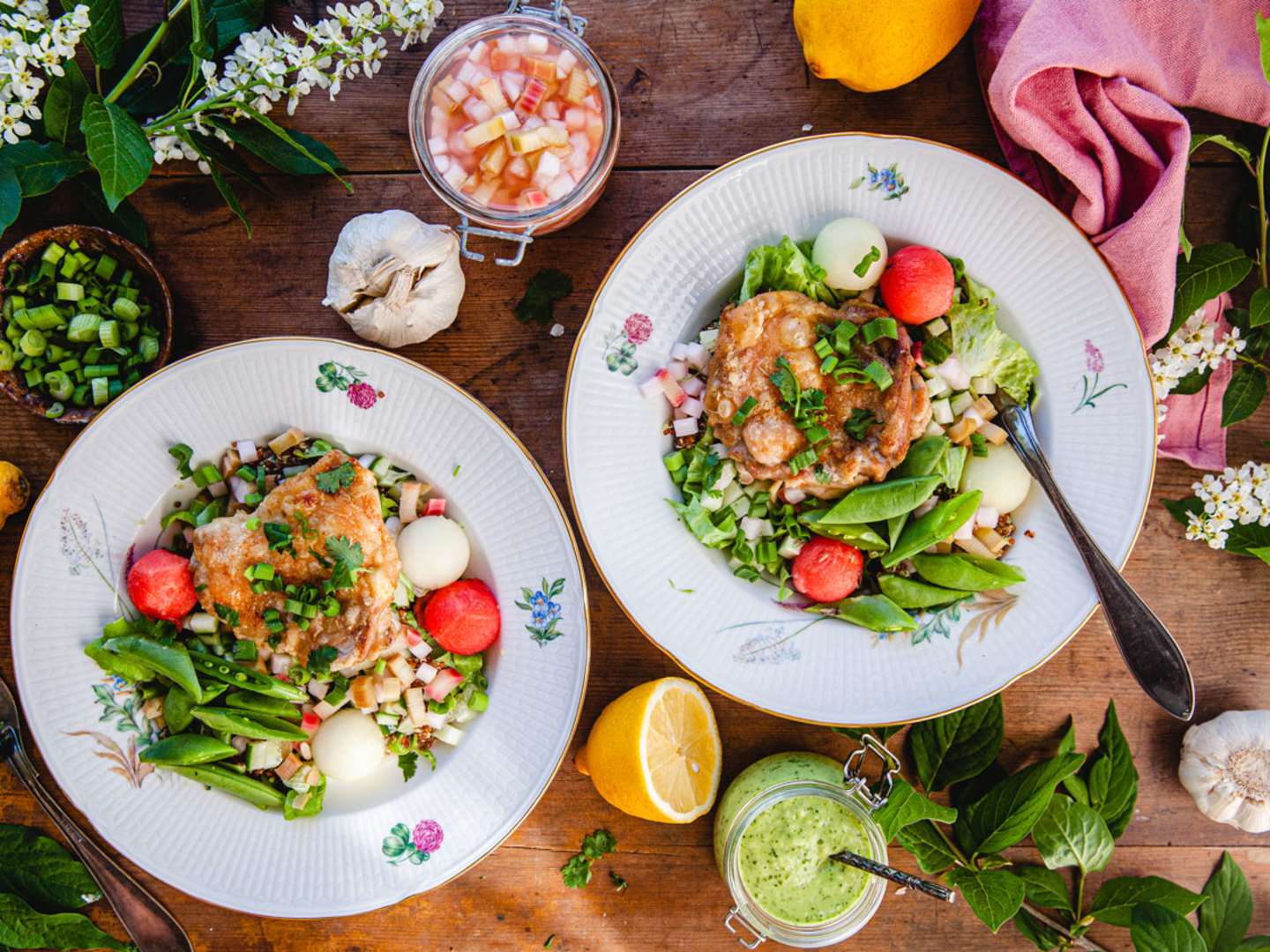 Konfiterad kyckling med sallad.