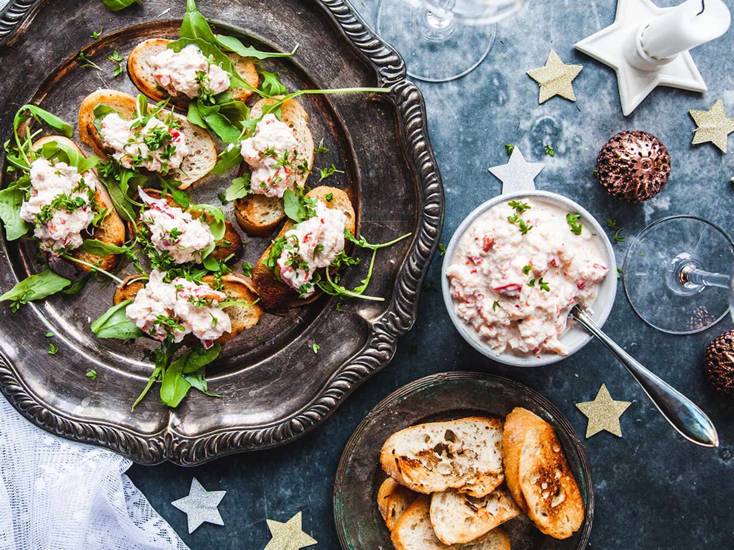 Krabbröra på smörbruschetta.