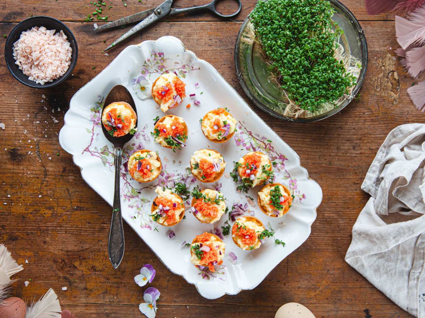 Krustader med äggröra och löjrom.