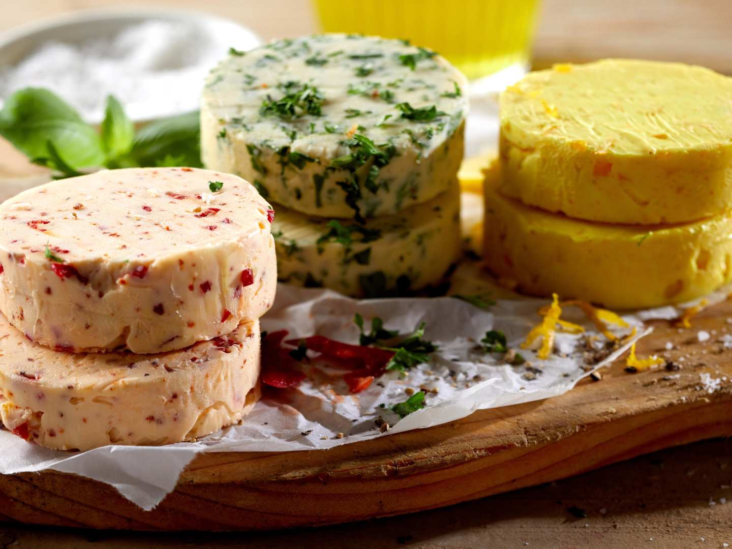 3 olika kryddsmör på en träbricka.