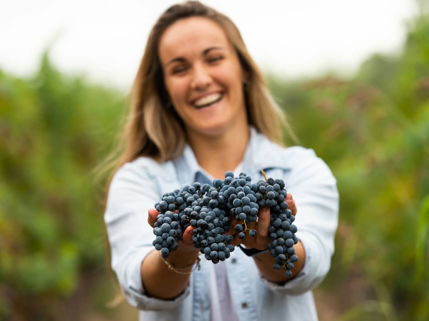 Internationella Kvinnodagen 8 mars - kvinna på vingård.