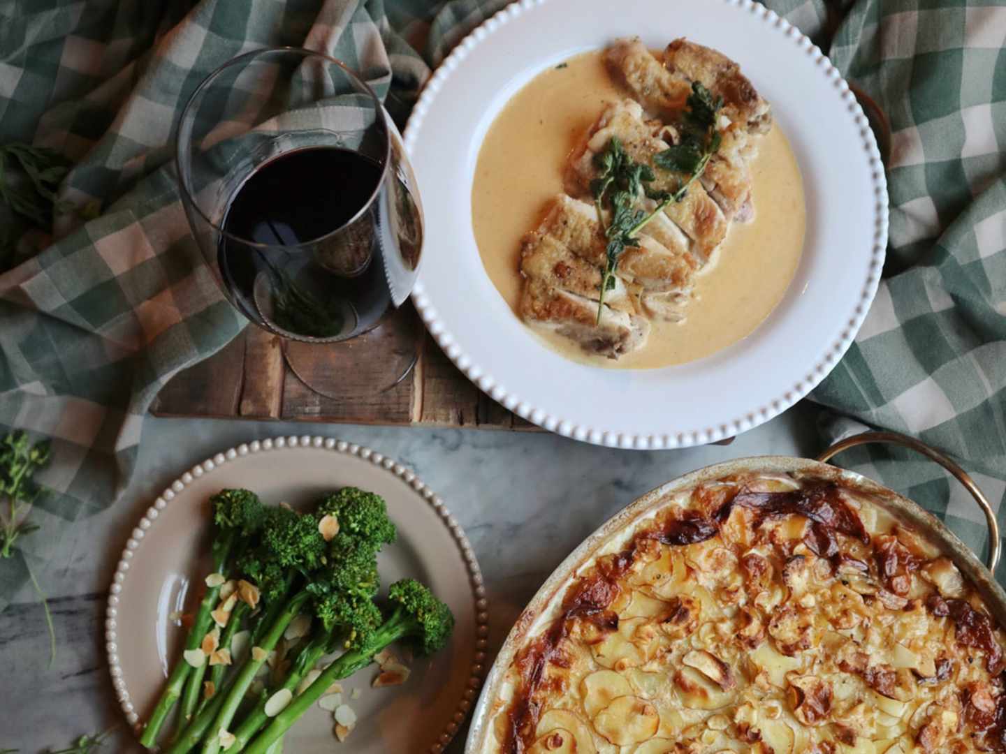 Kyckling med rotfruktsgratäng och sparrisbroccoli