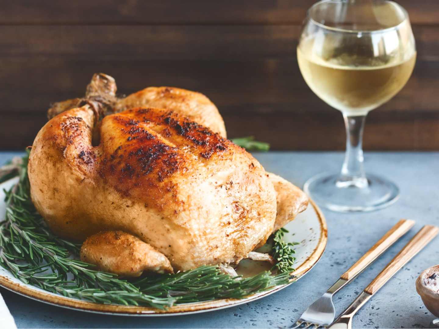 Helgrillad kyckling och ett glas vitt vin.