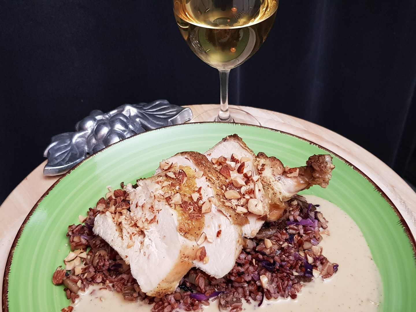 Kycklingfilé med färgglatt ris, rökta mandlar och vitvinssås