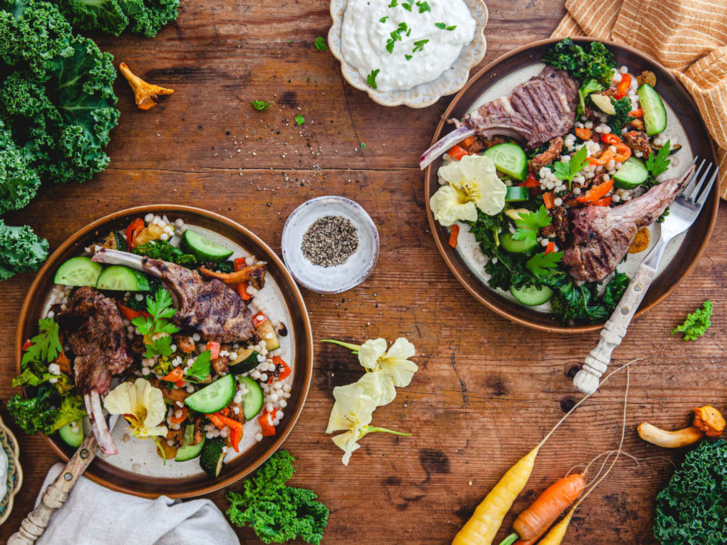 Lammkotletter med fetaostöra och sallad.