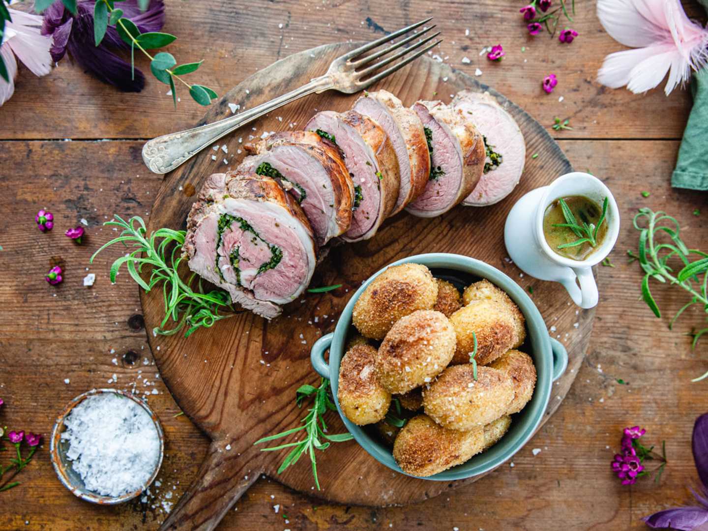 Lammporchetta med krispig potatis och örtsky.