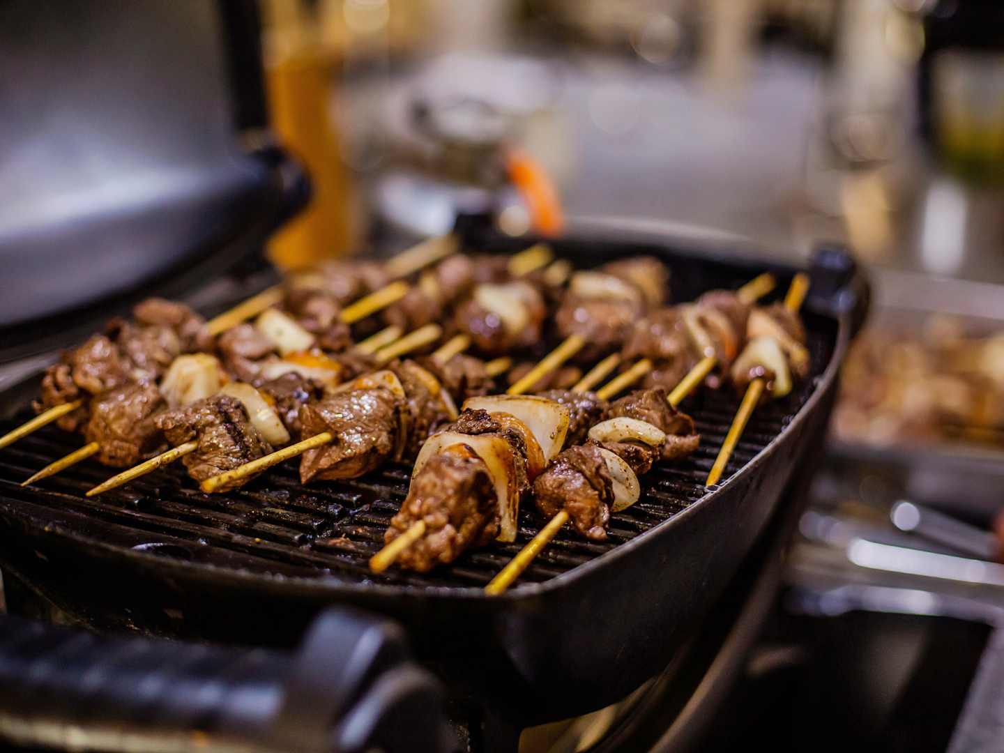 Lamm sosaties på en liten elgrill.