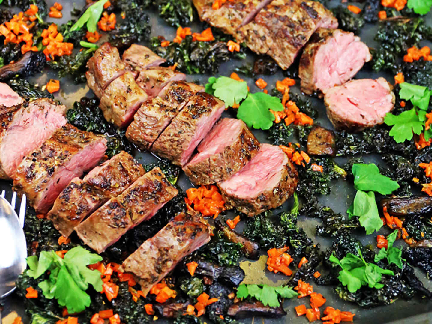 Lammentrecôte med frasig svartkål