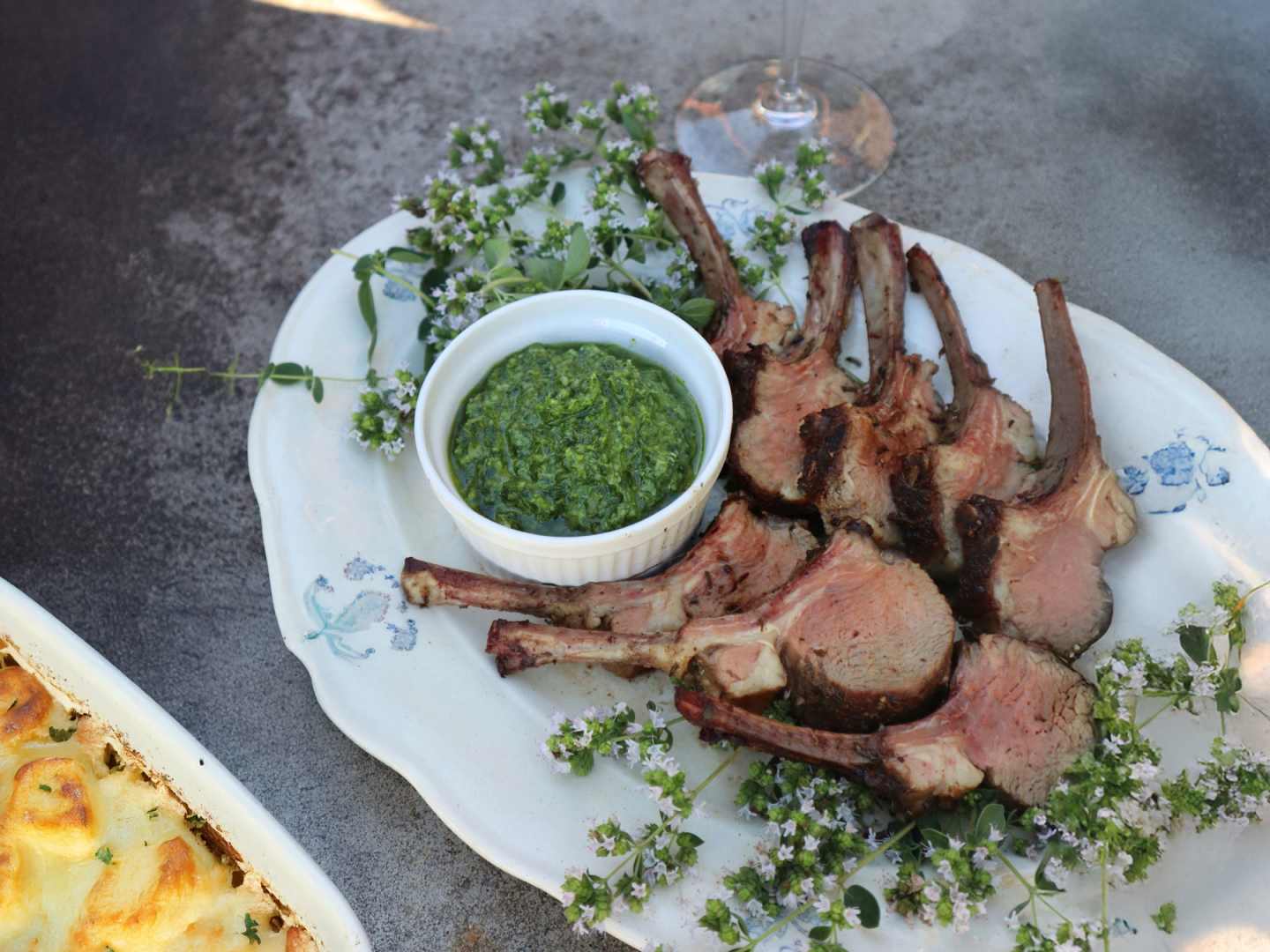 Lammracks med örtdipp och potatisgratäng.